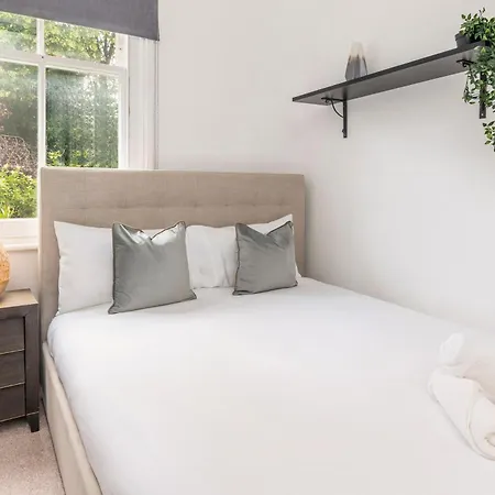 West Collection, Holland Park, Earls Court * Londra