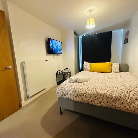 Apartment 2 Bedroom Apartment, Greater London