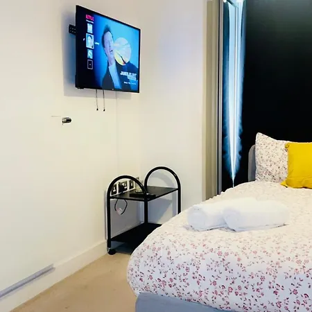 2 Bedroom Apartment, Greater London Apartment *