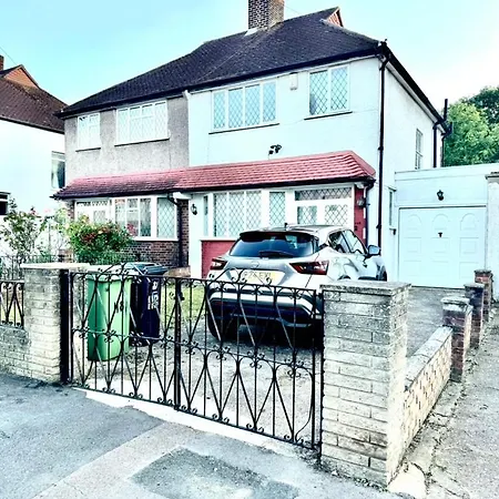 Stunning Modern Cozy 5 Star 3 Bedroom House-free Parking Greater London Metro Stations Hosted By Tony *
