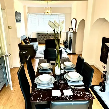 Stunning Modern Cozy 5 Star 3 Bedroom House-free Parking Greater London Metro Stations Hosted By Tony Catford