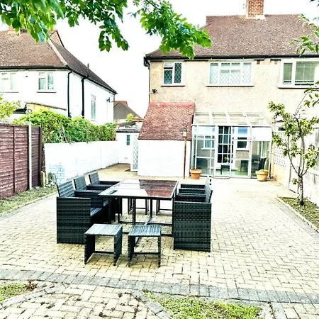 Stunning Modern Cozy 5 Star 3 Bedroom House-free Parking Greater London Metro Stations Hosted By Tony