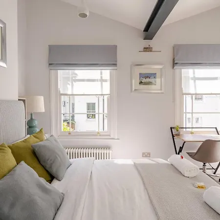 Delightful Notting Hill 2 Bed House With Garden *