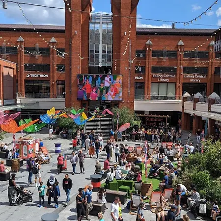 Modern Broadway -2 Mins To Tube & Well-equipped Appartamento Ealing