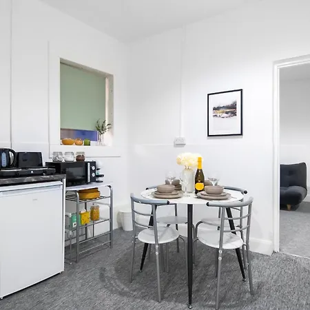 Livestay Affordable En-suite Studio In London, N14 *