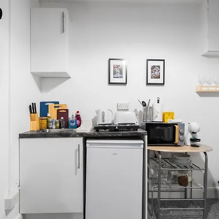 Livestay Affordable En-suite Studio In London, N14 *