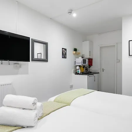 Livestay Affordable En-suite Studio In London, N14 Guest house *