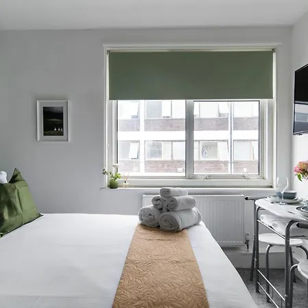 Livestay Affordable En-suite Studio In London, N14 *