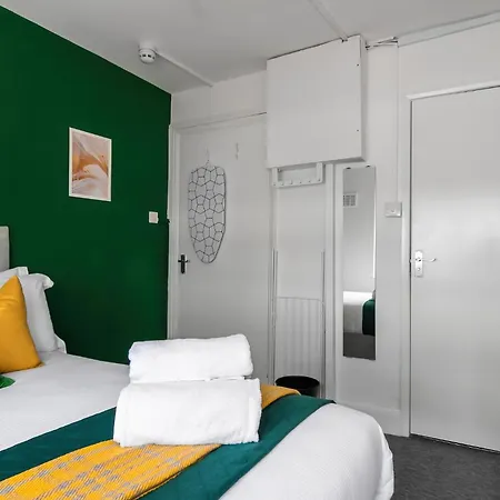 Livestay Affordable En-suite Studio In London, N14 *