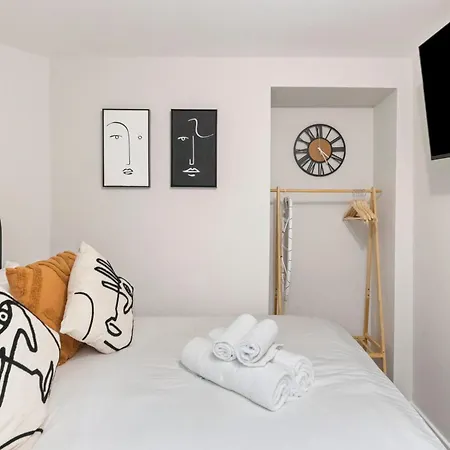 Apartment Chic Pad: Modern Retreat