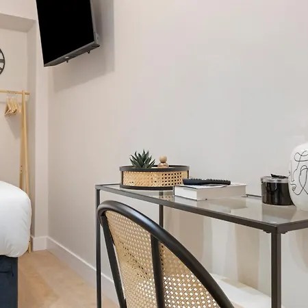 Apartment Chic Pad: Modern Retreat London