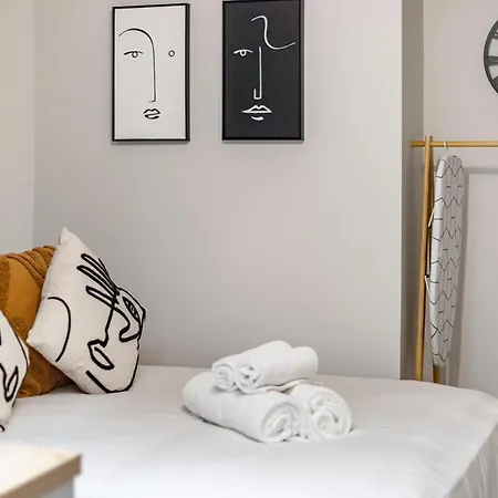 Chic Pad: Modern Retreat Apartment