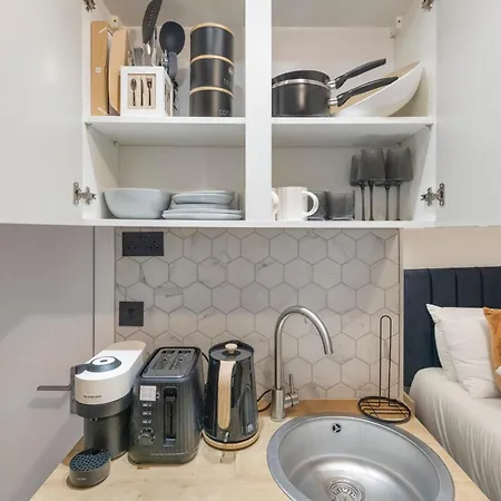 Apartment Chic Pad: Modern Retreat *