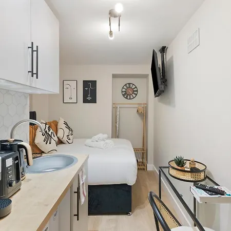 Apartment Chic Pad: Modern Retreat London