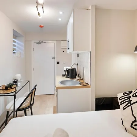 Apartment Chic Pad: Modern Retreat *
