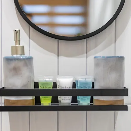 Chic Pad: Modern Retreat Apartment *