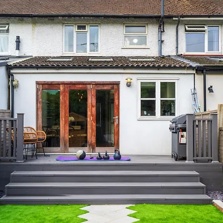 Holiday home Entire House In Wimbledon *
