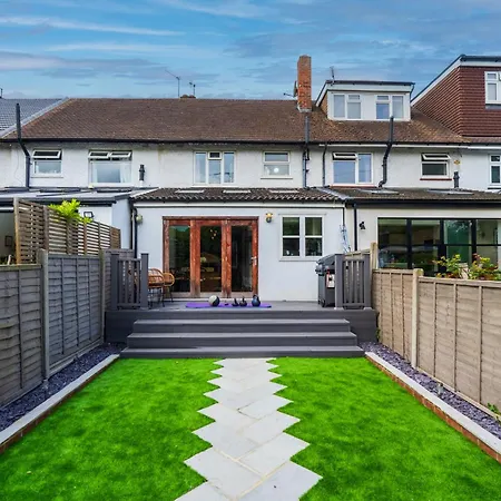 Holiday home Entire House In Wimbledon