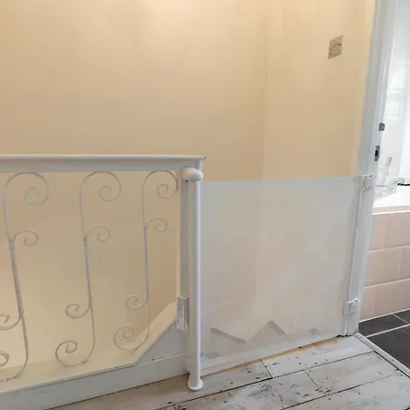 Entire House In Wimbledon Holiday home *