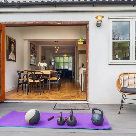 Holiday home Entire House In Wimbledon
