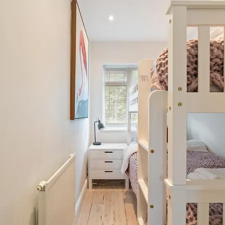 Entire House In Wimbledon Holiday home *