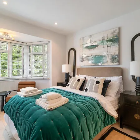 Holiday home Entire House In Wimbledon London