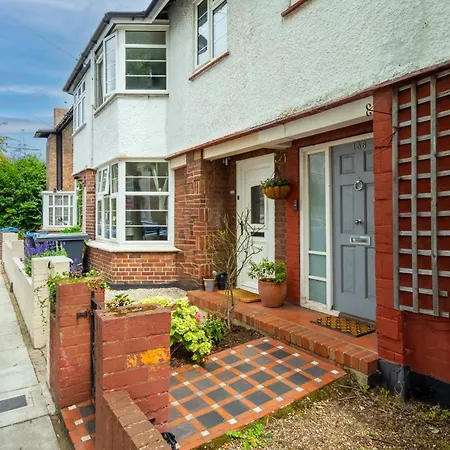 Entire House In Wimbledon Holiday home
