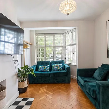 Entire House In Wimbledon Holiday home *