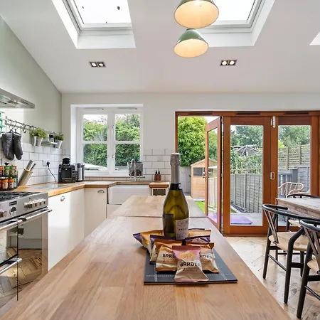Entire House In Wimbledon Holiday home London