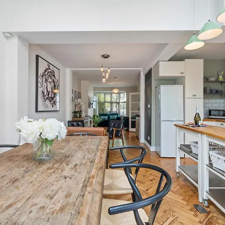 Holiday home Entire House In Wimbledon London