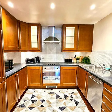 Apartment 2 Bedroom Spacious In London