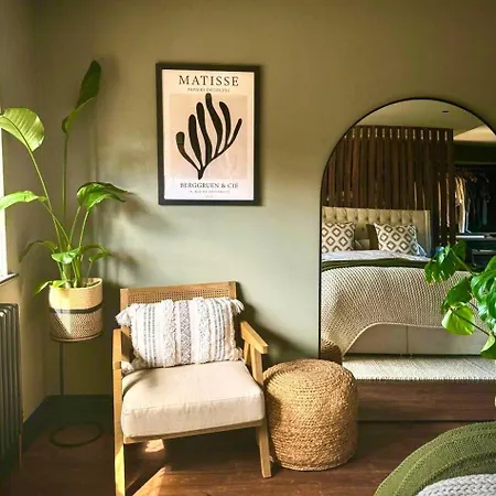 Apartment 2 Bedroom Spacious In *