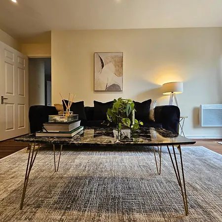 2 Bedroom Spacious In Apartment London