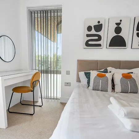 Modern 2 Bedroom With Superking Bed, Gated Free Parking & Balcony Views Near Wembley *