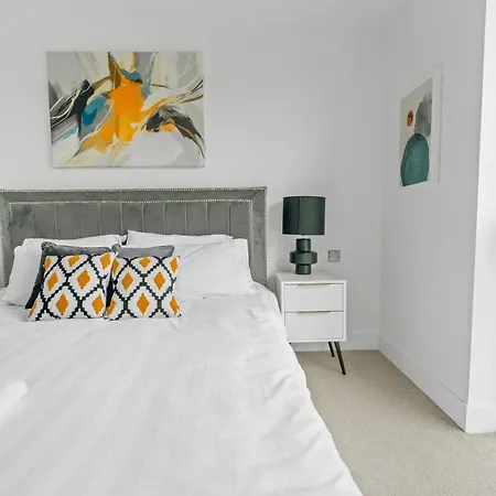 Apartment Modern 2 Bedroom With Superking Bed, Gated Free Parking & Balcony Views Near Wembley