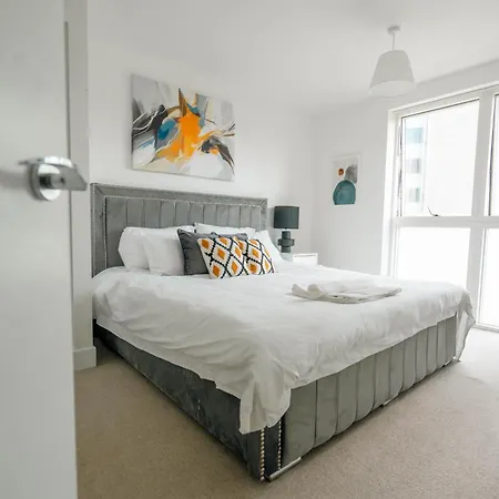 Modern 2 Bedroom With Superking Bed, Gated Free Parking & Balcony Views Near Wembley