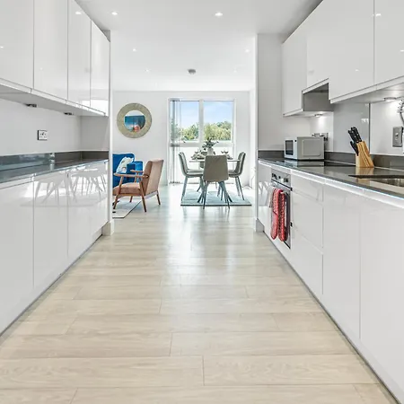 Apartment Modern 2 Bedroom With Superking Bed, Gated Free Parking & Balcony Views Near Wembley
