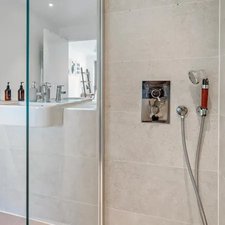 Modern 2 Bedroom With Superking Bed, Gated Free Parking & Balcony Views Near Wembley Apartment *