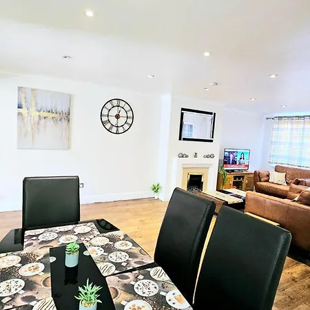 Apartment Cosy And Spacious -free Parking, Free Wifi- Sleeps 5 By Finna Ltd