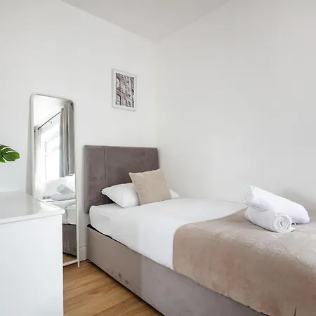 Gem - 2 Bed House, 6 Mins From Liverpool Street, Shops & Restaurants *