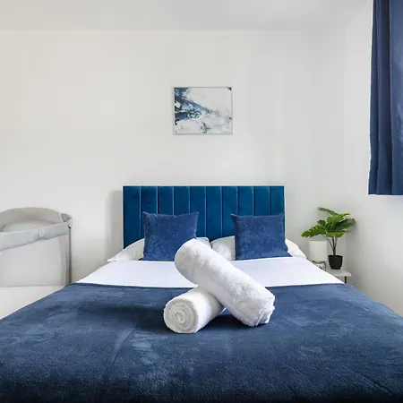 Holiday home Gem - 2 Bed House, 6 Mins From Liverpool Street, Shops & Restaurants London