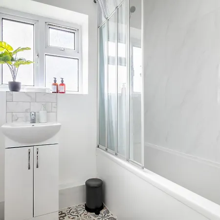 Gem - 2 Bed House, 6 Mins From Liverpool Street, Shops & Restaurants