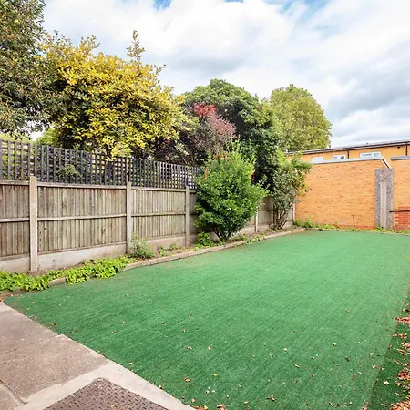 Holiday home Gem - 2 Bed House, 6 Mins From Liverpool Street, Shops & Restaurants *