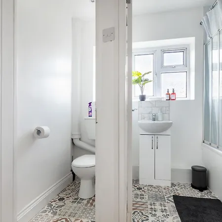 Gem - 2 Bed House, 6 Mins From Liverpool Street, Shops & Restaurants