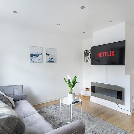Holiday home Gem - 2 Bed House, 6 Mins From Liverpool Street, Shops & Restaurants London