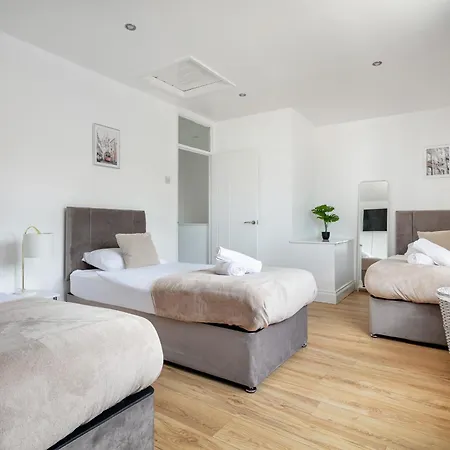 Gem - 2 Bed House, 6 Mins From Liverpool Street, Shops & Restaurants *