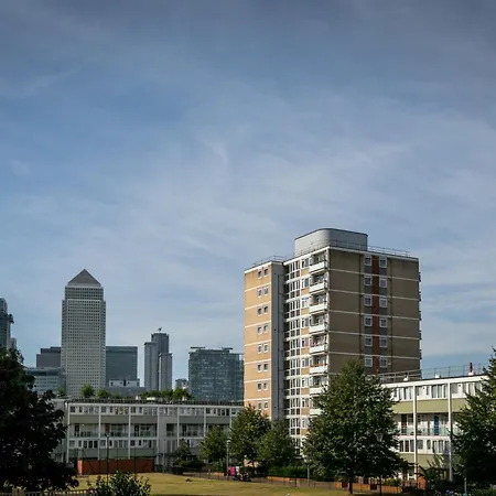3br Off A13 , Sleeps 6, 2mins To Langdon Dlr,free Parking London