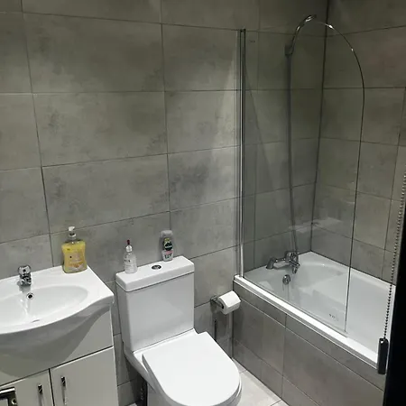 Barking Bliss-2 Bedroom,2 Bath, A Short Distance To Barking Station