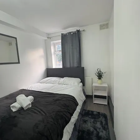 Barking Bliss-2 Bedroom,2 Bath, A Short Distance To Barking Station Apartment *