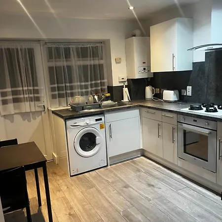 Barking Bliss-2 Bedroom,2 Bath, A Short Distance To Barking Station Apartment *